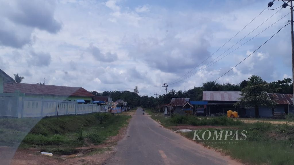 The atmosphere of Sebabi Village, East Kotawaringin Regency, Central Kalimantan, on Wednesday (8/5/2024). The village is now deserted because many people have left the village as some of them were arrested by the police.
