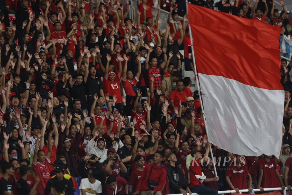 Pendukung timnas Indonesia memberi semangat dari tribune saat pertandingan Indonesia melawan Vietnam di babak kualifikasi Piala Dunia 2026 yang digelar di Stadion Utama Gelora Bung Karno, Jakarta, Kamis (21/3/2024).