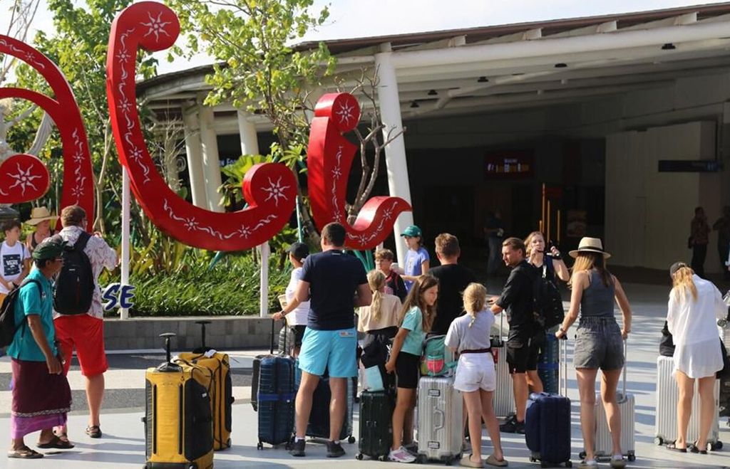 The number of foreign tourists visiting Bali in February 2024, according to the Bali Provincial BPS, has increased compared to the January 2024 period. The documentation from the Public Relations of PT Angkasa Pura I at the I Gusti Ngurah Rai International Airport in Bali shows the atmosphere in the airport area.
