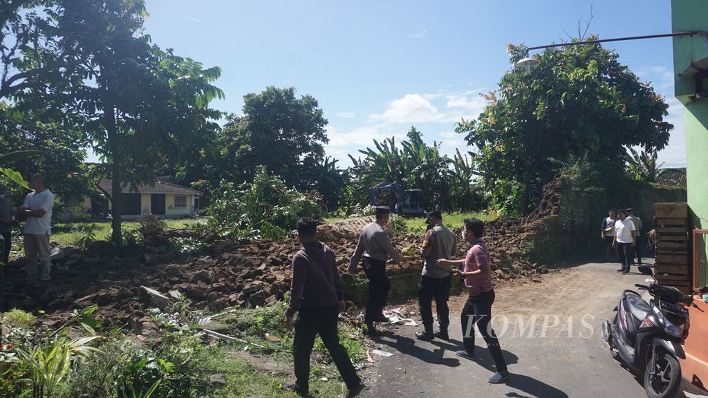 Kondisi kerusakan yang tampak pada tembok dari Ndalem Singopuran, di Desa Singopuran, Kecamatan Kartasura, Kabupaten Sukoharjo, Jawa Tengah, Jumat (8/7/2022). 