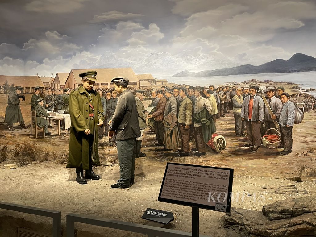 Salah satu diorama di Museum Perang Dunia I di kota Weihai, Provinsi Shandong, China, Rabu (3/8/2022). Diorama ini menunjukkan proses perekrutan para pekerja China di lokasi yang kini menjadi museum. Ratusan ribu pekerja China diberangkatkan ke Eropa untuk membantu pasukan Sekutu berperang.