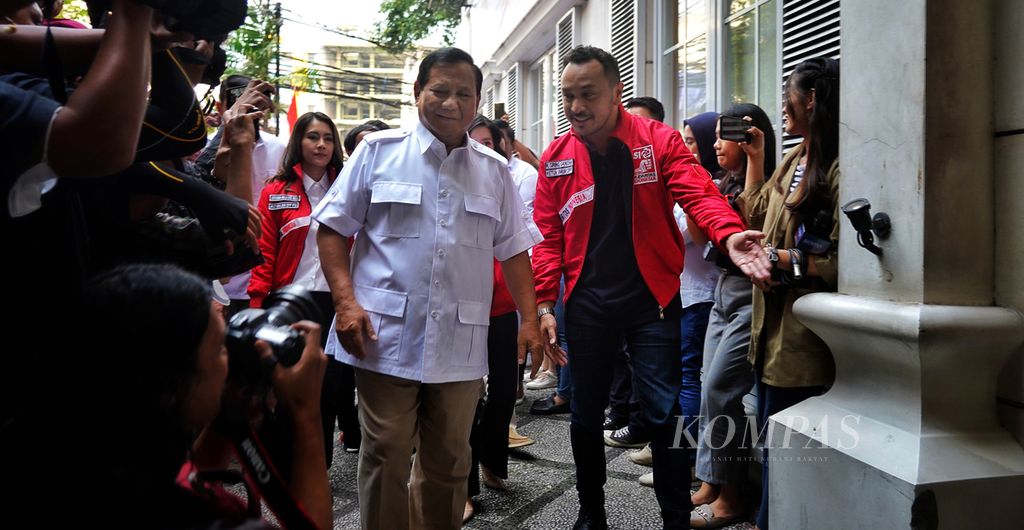 Ketua Umum Partai Solidaritas Indonesia Giring Ganesha menyambut kehadiran Ketua Umum Partai Gerindra Prabowo Subianto di halaman kantor DPP PSI, Jakarta, Rabu (2/8/2023).