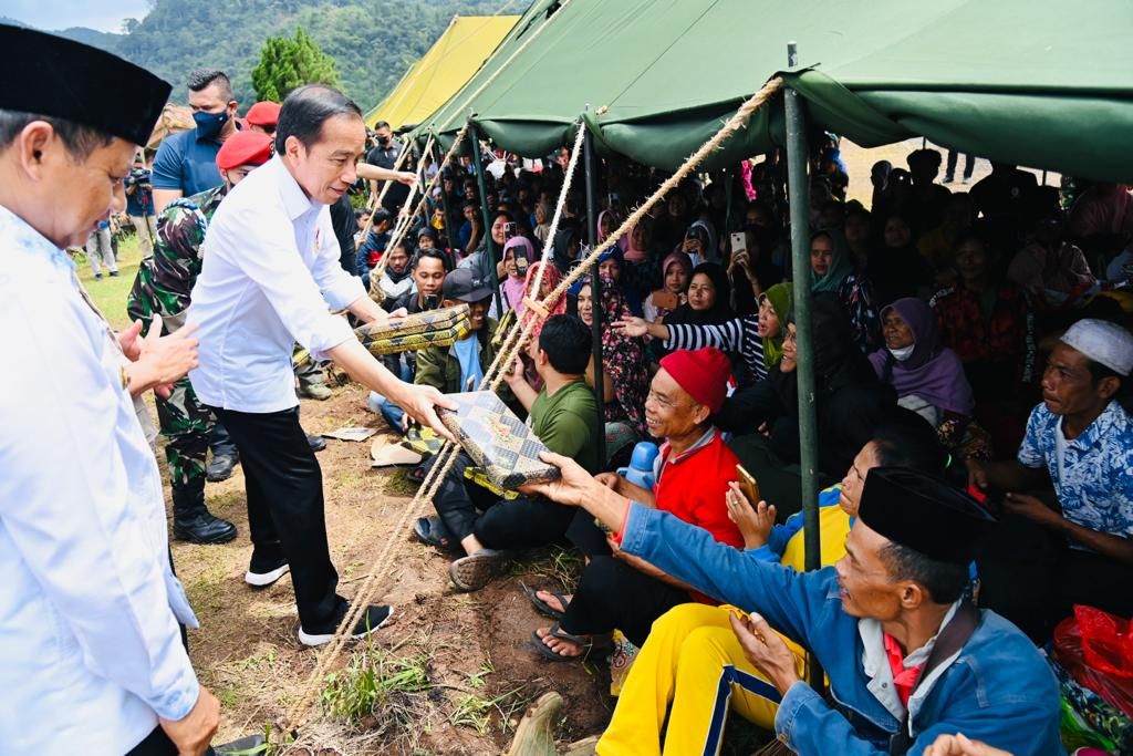 Presiden Joko Widodo kembali meninjau langsung sejumlah lokasi terdampak gempa bumi dalam kunjungannya ke Kabupaten Cianjur, Provinsi Jawa Barat, Kamis, 24 November 2022. Dalam kesempatan tersebut, Presiden menyapa sekaligus memberikan bantuan kepada para pengungsi yang menjadi korban gempa magnitudo 5,6 tersebut.