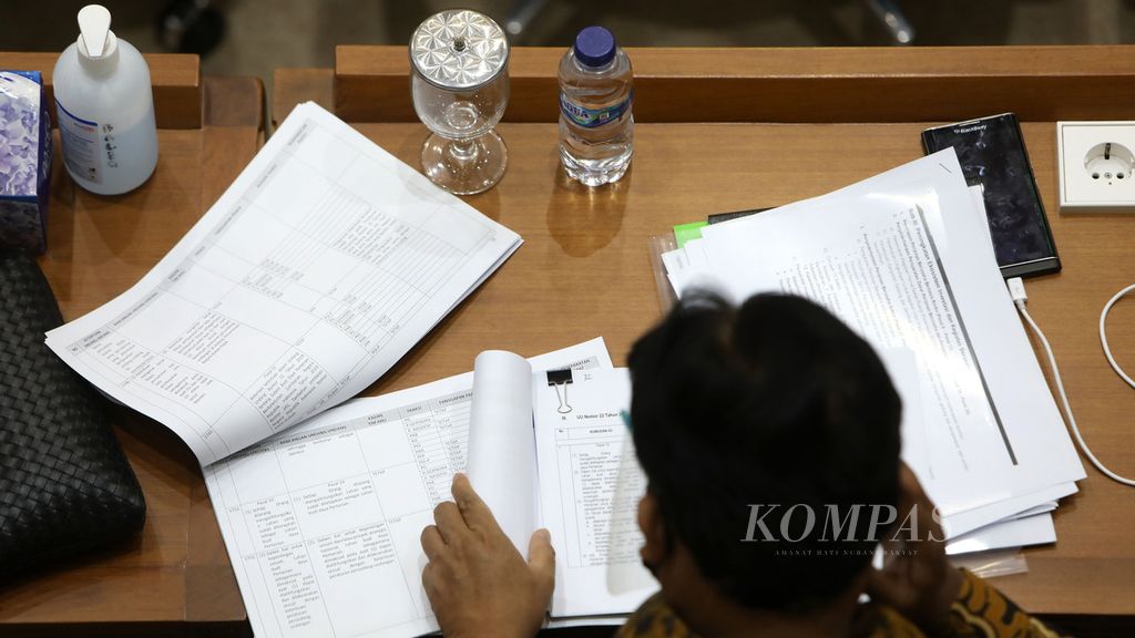 Anggota Badan Legislasi DPR saat rapat Panitia Kerja Badan Legislasi DPR melanjutkan pembahasan daftar inventarisasi masalah RUU Cipta Kerja di Kompleks Gedung Parlemen, Senayan, Jakarta, Kamis (27/8/2020).