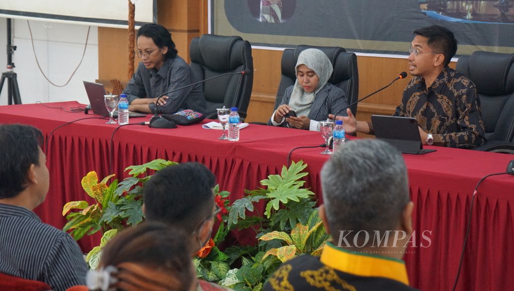Pemimpin Pura Mangkunegaran, Mangkunegara X (kanan), memberikan kuliah umum bertajuk “Masa Depan Pura Mangkunegaran di Era Milenial: Belajar dari Masa Silam”, di Fakultas Ilmu Budaya Universitas Sebelas Maret (FIB UNS), Kota Surakarta, Jawa Tengah, Jumat (7/10/2022).