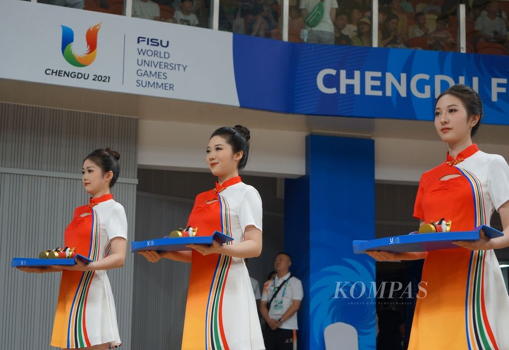 Pembawa medali Universiade Chengdu, China, di Chengbei Gymnasium, Kamis (3/8/2023).