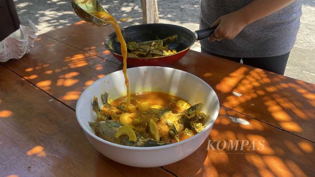 Shinta Morella van den Broeke (23) menuangkan ikan kuah pala ke dalam mangkuk di Banda Naira, Maluku Tengah, Maluku, Senin (18/9/2023).
