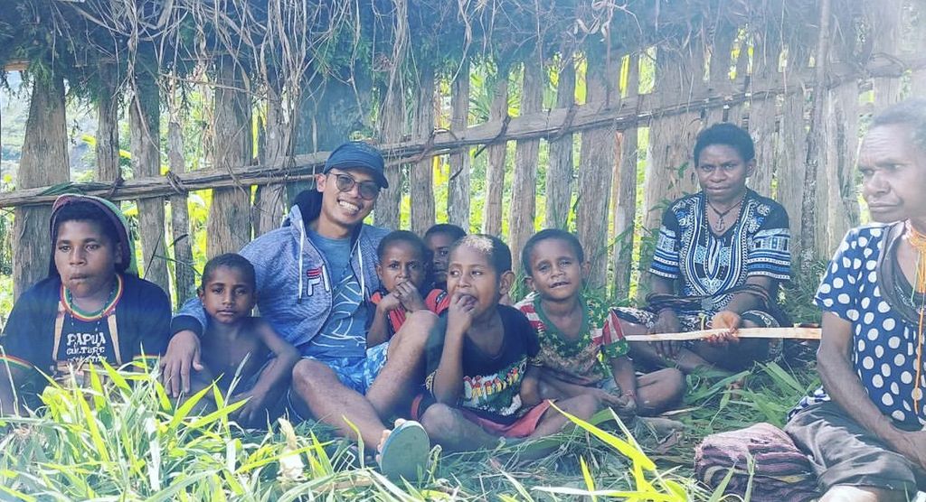 Refol Malimpu bersama anak-anak didiknya di Kampung Mamit, Distrik Kembu, Kabupaten Tolikara, Papua Pegunungan.