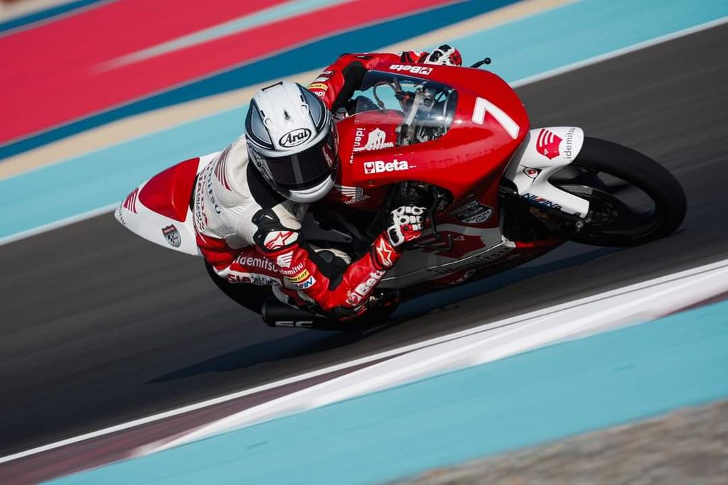 Indonesian racer, Veda Ega Pratama, raced his motorcycle in the Idemitsu Asia Talent Cup race in the Lusail Circuit on Sunday (November 19, 2023). Veda closed the 2023 ATC season by setting a record for the highest number of points, 256 points, and the most wins in a single season, winning nine times.
