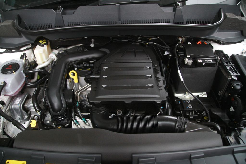 VW T-Cross mengusung mesin berbahan bakar bensin dengan kapasitas 999 cc tiga silinder, dilengkapi turbo. Mesin ini bertenaga maksimal 115 hp pada putaran mesin 5.000-5.500 rpm, dengan torsi puncak 178 Nm yang didapat pada putaran mesin 1.750-4.500 rpm.