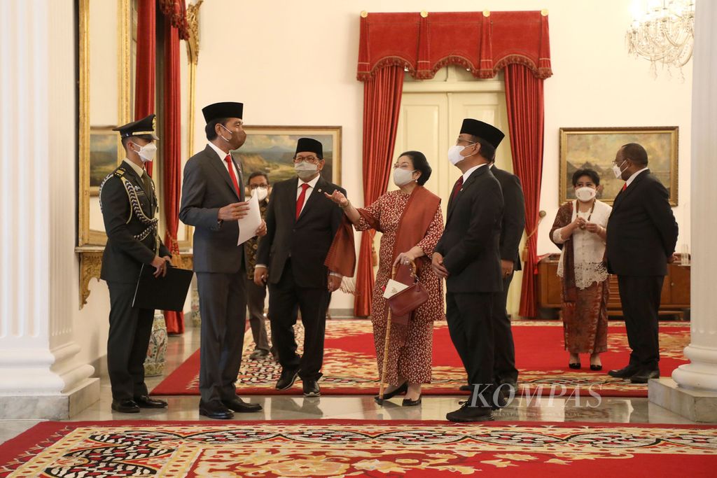 President Joko Widodo talks with 5th President Megawati Soekarno Putri after the inauguration of two ministers and three deputy ministers at the State Palace, Jakarta, Wednesday (15/6/2022).