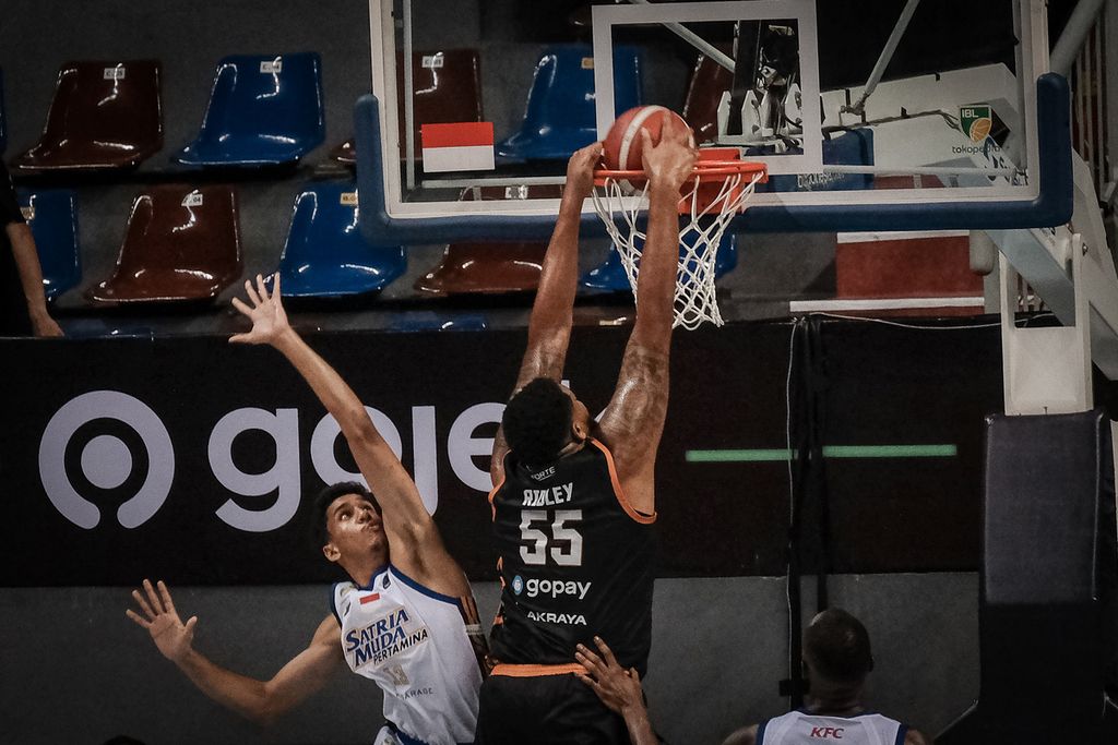 <i>Center </i>Bumi Borneo Pontianak, Cameron Ridley, melakukan <i>dunk </i>ke keranjang Satria Muda pada laga IBL di Arena BritAma, Jakarta, Rabu (21/6/2023). Sumbangan 7 poin dan 8 <i>rebound </i>dari Ridley tidak cukup mengantar timnya menang. 