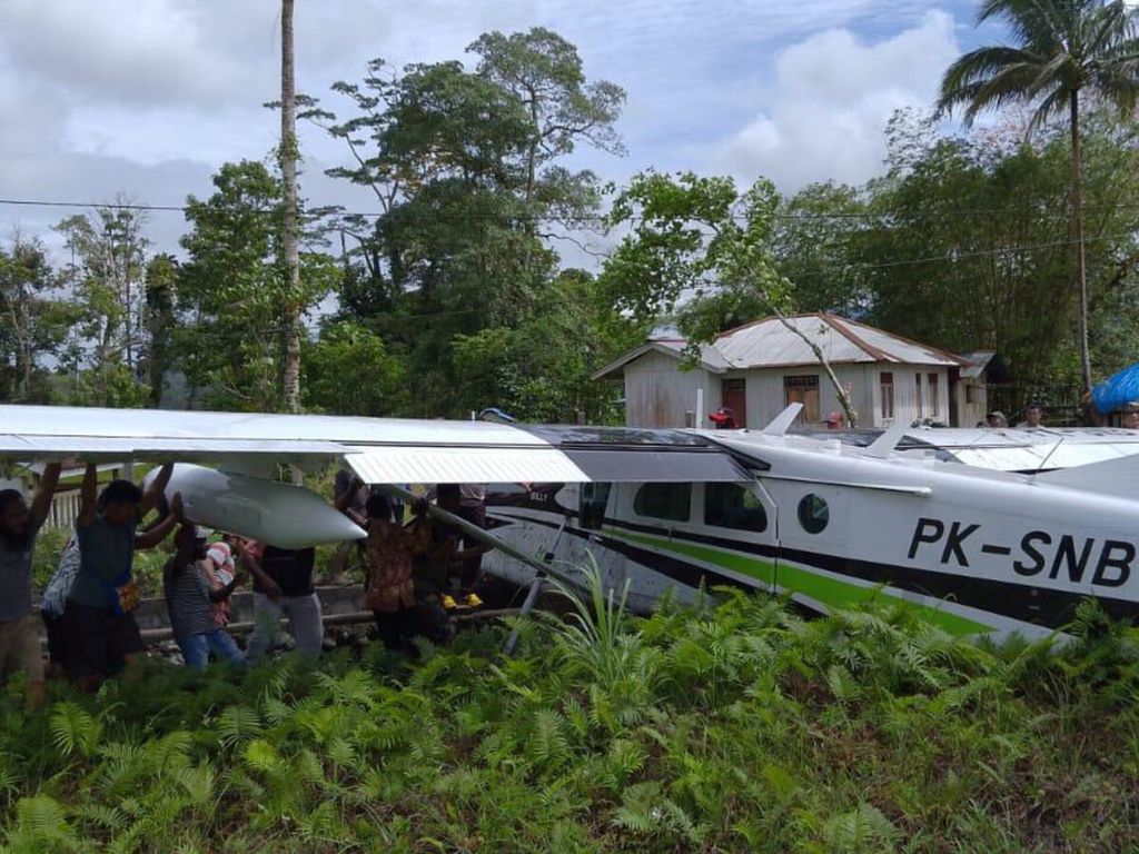 Tampak badan pesawat Smart Air PK-SNB yang tergelincir saat mendarat di Bandar Udara Kenyam, Kabupaten Nduga, Papua Pegunungan, Jumat (4/8/2028). Tak ada korban jiwa dalam insiden ini.