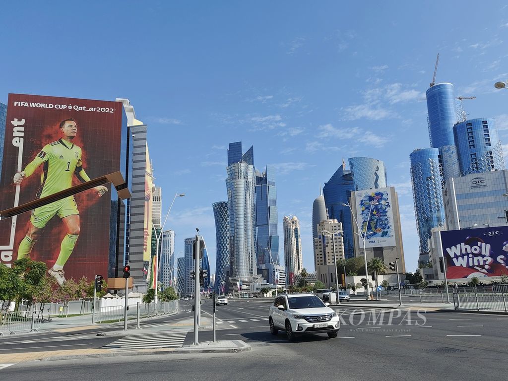 Gambar kiper Jerman, Manuel Neuer, terpasang di gedung kawasan West Bay, Doha, Qatar, Rabu (21/12/2022). Foto raksasa pesepak bola dunia menghiasai gedung-gedung di West Bay selama perhelatan Piala Dunia 2022.