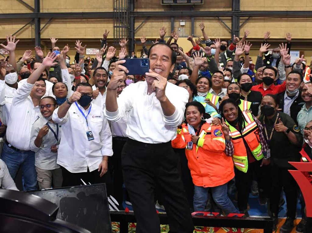 Presiden Joko Widodo berswafoto ketika bersilaturahmi dengan karyawan PT Freeport Indonesia (PTFI) di Sport Hall, Distrik Tembagapura, Kabupaten Mimika, pada Rabu, 31 Agustus 2022. 