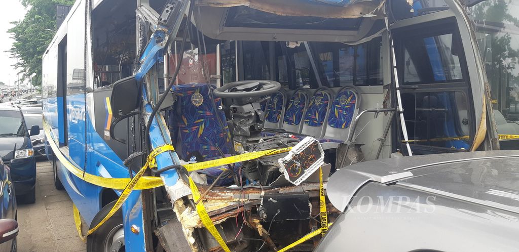 Bangkai bus Transjakarta yang rusak karena bertabrakan dalam insiden di Jalan Letjen MT Haryono, Jakarta Timur, Senin (25/10/2021) lalu. .