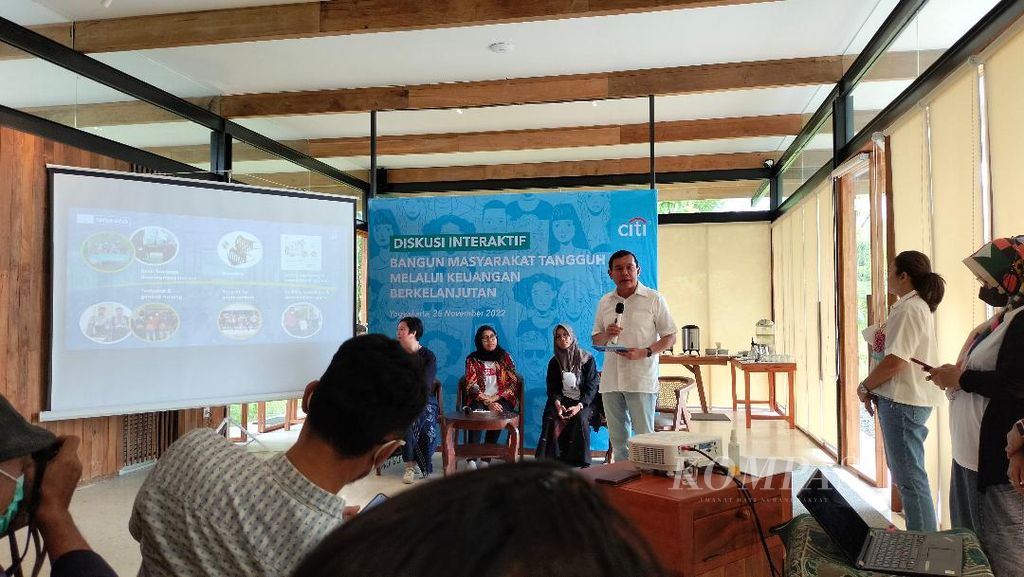 UNESCO Jakarta dan Citi Indonesia memberikan penjelasan dalam acara jumpa pers tentang pelaksanaan program Kita Muda Kita Kreatif di Balkondes Karangrejo, Kecamatan Borobudur, Kabupaten Magelang, Jawa Tengah, Jumat (25/11/2022).