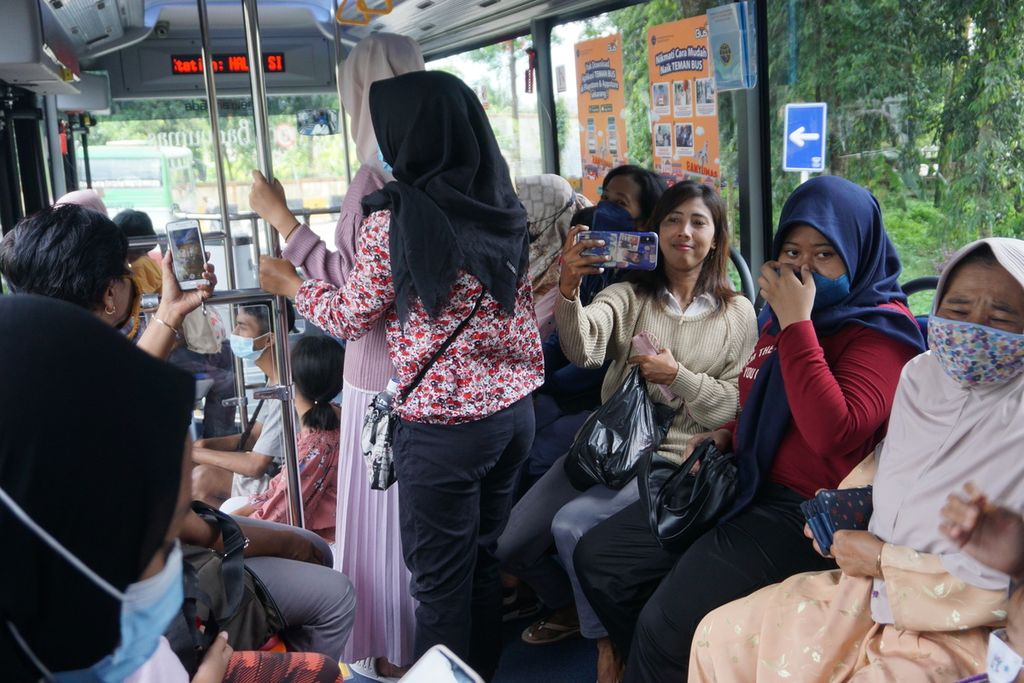 Warga antusias mencoba bus Trans Banyumas Koridor 3 secara gratis di Purwokerto, Banyumas, Jawa Tengah, Selasa (7/12/2021).