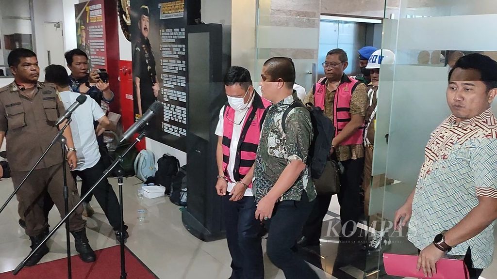 The Attorney General's Office named five suspects in the alleged illegal mining corruption case at PT Timah Tbk, Friday (26/4/2024), in Jakarta.
