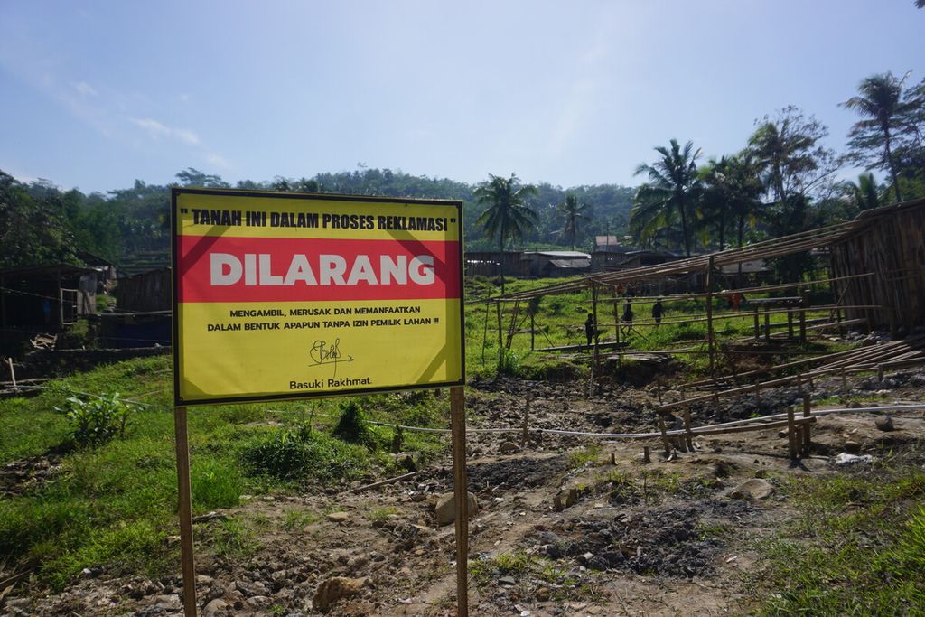 Suasana tambang emas ilegal di Desa Pancurendang, Kecamatan Ajibarang, Kabupaten Banyumas, Jawa Tengah, Jumat (28/7/2023).