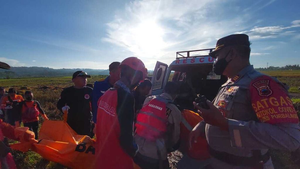Tim SAR gabungan menemukan seorang pemancing yang tenggelam di Sungai Kacangan, Purbalingga, Jawa Tengah, Jumat (3/6/2022), dalam kondisi meninggal. Satu korban lainnya masih dalam pencarian.