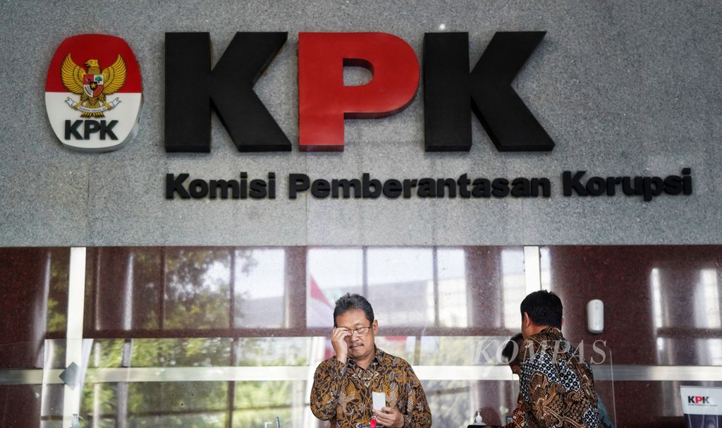 Ekspresi Menteri Kelautan dan Perikanan Sakti Wahyu Trenggono di lobi Gedung Merah Putih Komisi Pemberantasan Korupsi (KPK), Jakarta, setelah masuk ke gedung tersebut melalui pintu belakang, Jumat (26/7/2024). Menteri Kelautan dan Perikanan Sakti Wahyu Trenggono hadir ke KPK memenuhi pemanggilan penyidik KPK. 