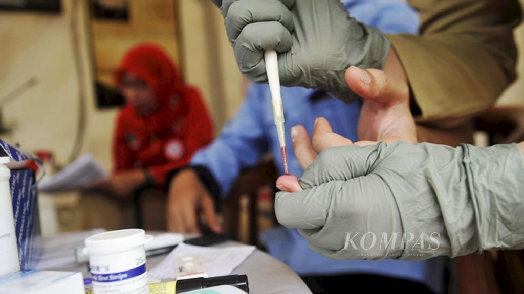 Dokter Puskesmas Kecamatan Tamansari, Jakarta, mengambil darah salah seorang warga di kawasan Museum Fatahillah, Jakarta, Senin (24/10/2016). Darah yang diambil kemudian diuji untuk mengetahui ada tidaknya virus HIV/AIDS. 