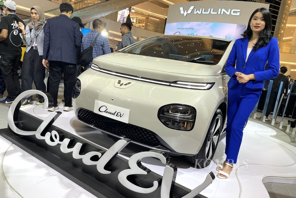 Wuling Motors meluncurkan secara resmi lini terbaru mobil listrik bernama Cloud EV di Atrium Senayan City, Jakarta Pusat, Rabu (15/5/2024). Mobil yang diklaim mampu menempuh jarak 460 kilometer ini dijual dengan harga Rp 398 juta untuk wilayah Jakarta.