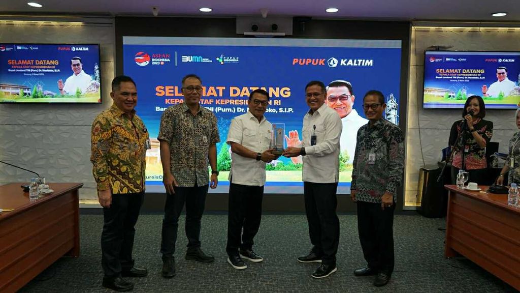 Kepala Staf Kepresidenan Moeldoko saat bertemu jajaran Direksi PT Pupuk Kalimantan Timur di Bontang, Kalimantan Timur, Sabtu (4/3/2023).