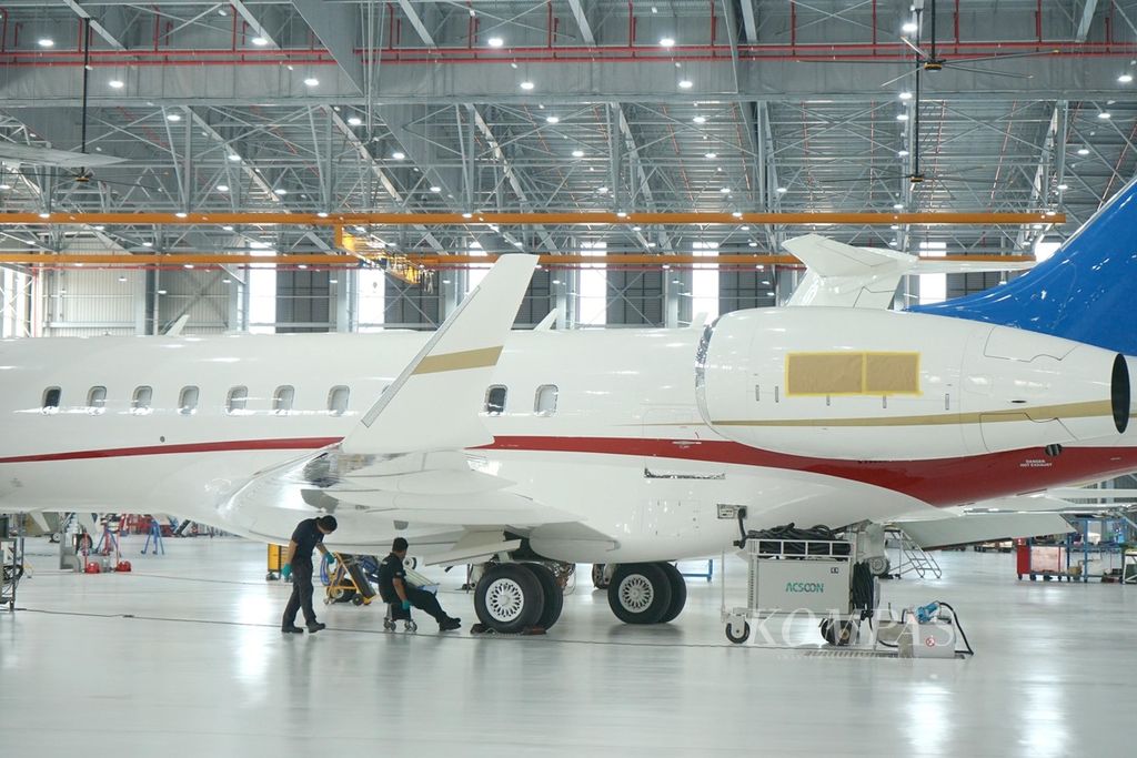 Teknisi mengawasi pekerjaan pemeliharaan dan perbaikan jet bisnis yang dilakukan di fasilitas hanggar ExecuJet MRO Services Malaysia, Kamis (2/5/2024), di Bandara Subang, Selangor, Malaysia. 