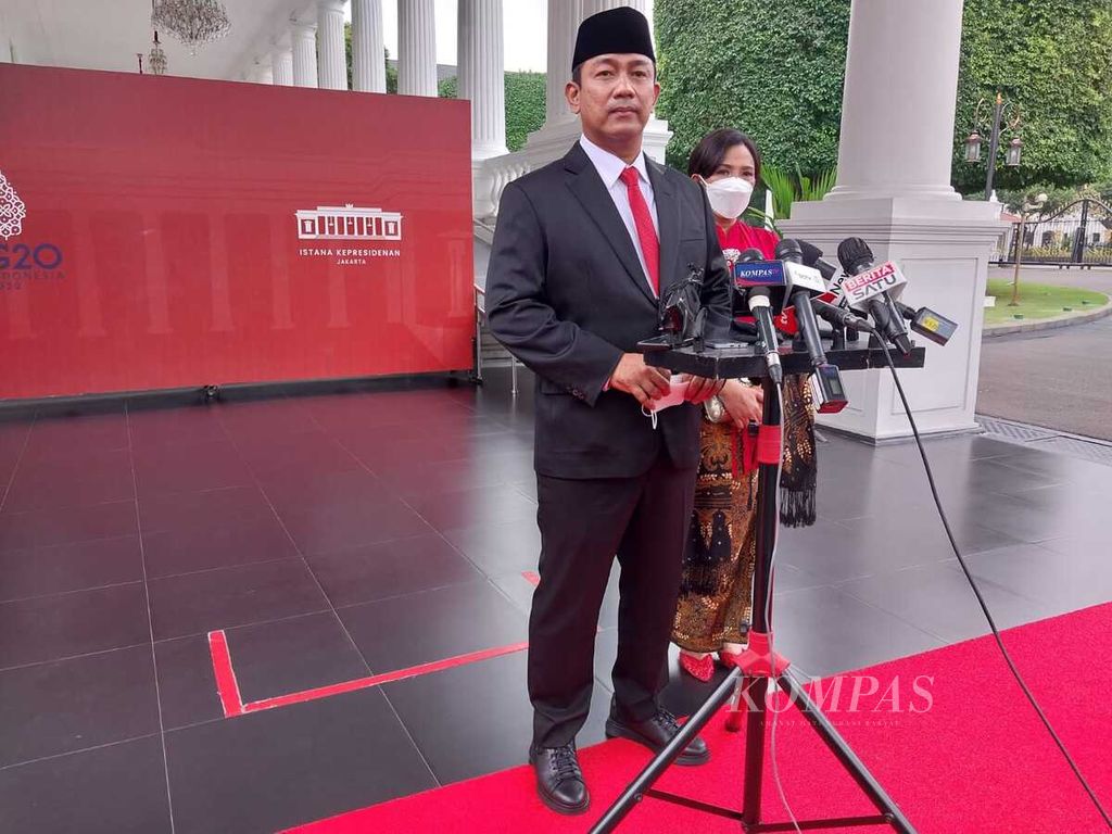 Kepala Lembaga Kebijakan Pengadaan Barang/Jasa Pemerintah  masa jabatan 2022-2027 Hendrar Prihadi saat memberikan keterangan kepada media di Kompleks Istana Kepresidenan Jakarta, Senin (10/10/2022).
