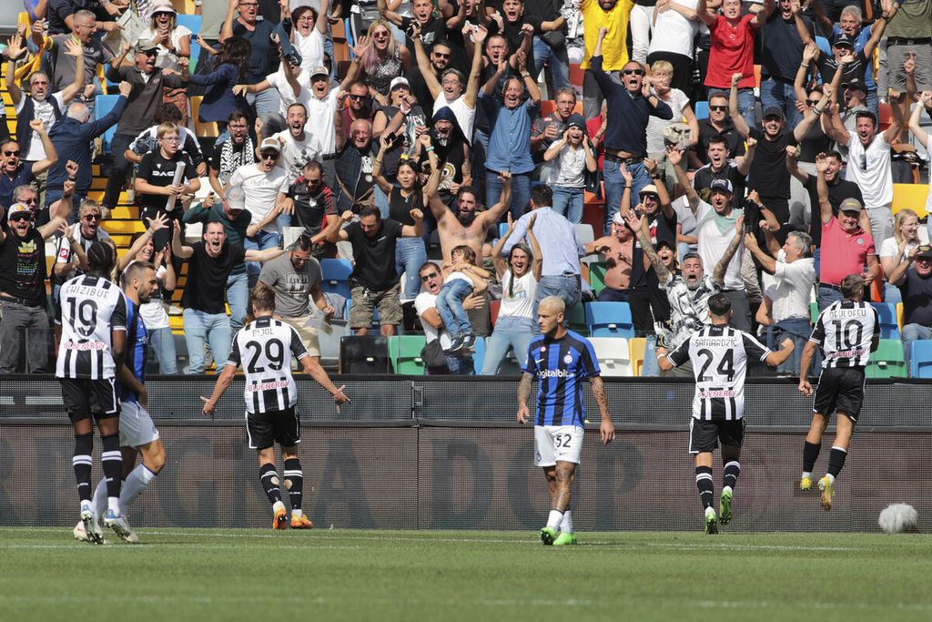 Pemain Udinese, Jaka Bijol, melakukan selebrasi setelah mengubah kedudukan menjadi 2-1 dalam pertandingan Liga Italia antara Udinese dan Inter Milan di Stadion Friuli, Udine, Minggu (18/9/2022). 