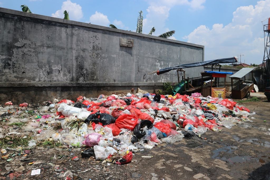 Sampah yang berserakan di Pasar Cidodol, Jakarta Selatan, Kamis (26/1/2023).