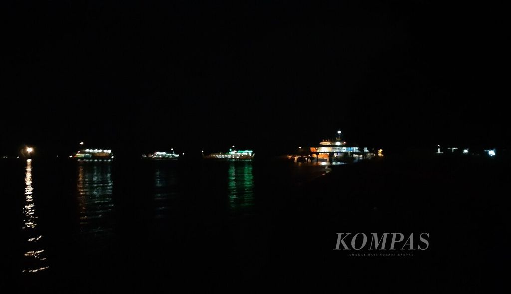 Pelayaran penyeberangan Jawa-Bali melintasi Selat Bali termasuk penyeberangan padat, baik dari arah Ketapang di Banyuwangi, Jawa Timur, maupun dari arah Gilimanuk di Jembrana, Bali. Aktivitas penyeberangan di perairan Gilimanuk, Jembrana, Sabtu (14/5/2022).