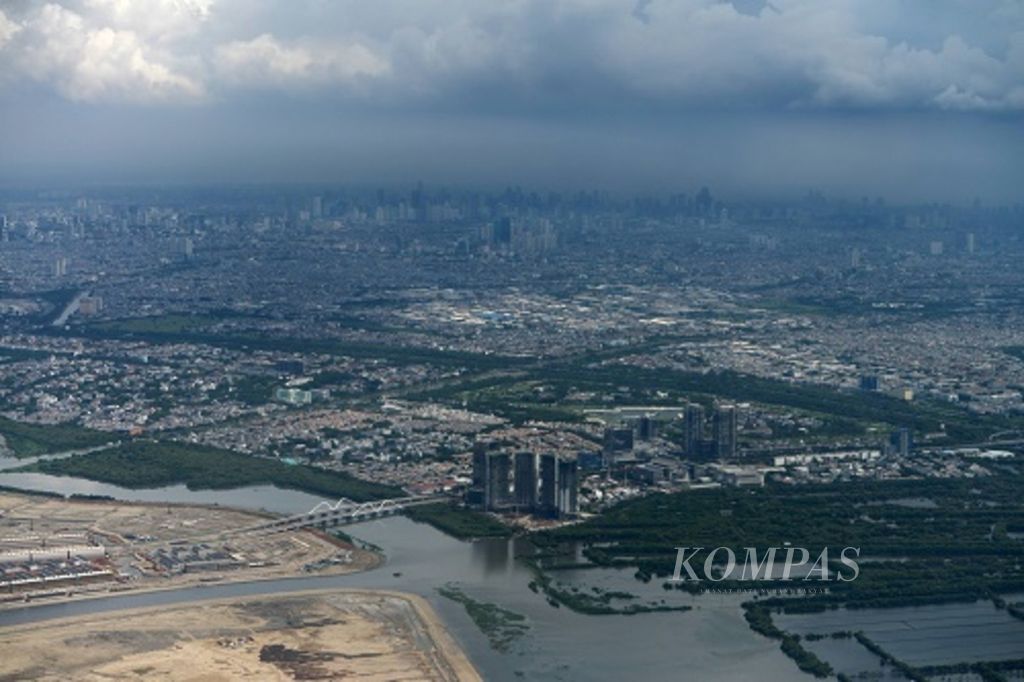 Ilustrasi lanskap Ibu Kota Jakarta dilihat dari udara di wilayah Teluk Jakarta, Senin (6/11/2017). Jakarta yang merupakan ibu kota negara kini semakin padat seiring perkembangannya menjadi berbagai pusat kegiatan ekonomi yang memicu urbanisasi.