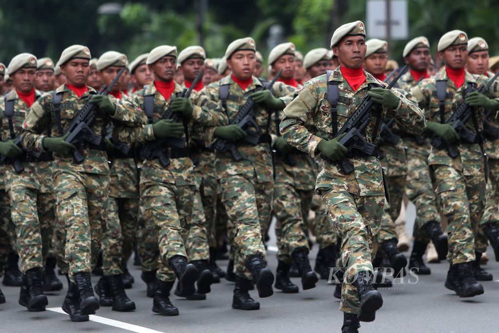 Defile pasukan TNI dalam rangka HUT Ke-77 TNI di Jalan Medan Merdeka Utara, Jakarta, Rabu (5/10/2022). Selain pasukan, digelar juga defile alat utama sistem persenjataan (alutsista) milik TNI.  