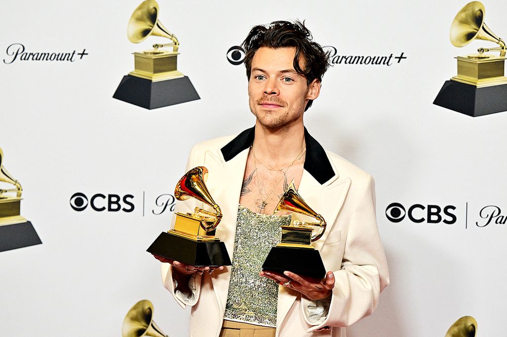 Penyanyi asal Inggris, Harry Styles, berpose dengan piala Grammy Awards untuk kategori Album of the Year lewat album <i>Harry's House</i> dan Best Pop Vocal Album di the Crypto.com Arena, Los Angeles, Minggu (5/2/2023) waktu setempat. 