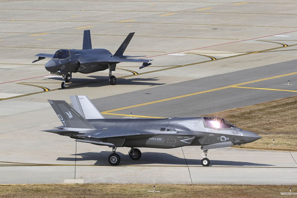 Jet F-35 milik angkatan udara Amerika Serikat bersiap lepas landas dari Pangkalan Udara Gunsan, Korea Selatan, pada 31 Oktober 2022. Produksi pesawat itu, antara lain, membutuhkan pasokan bahan baku dari China.
