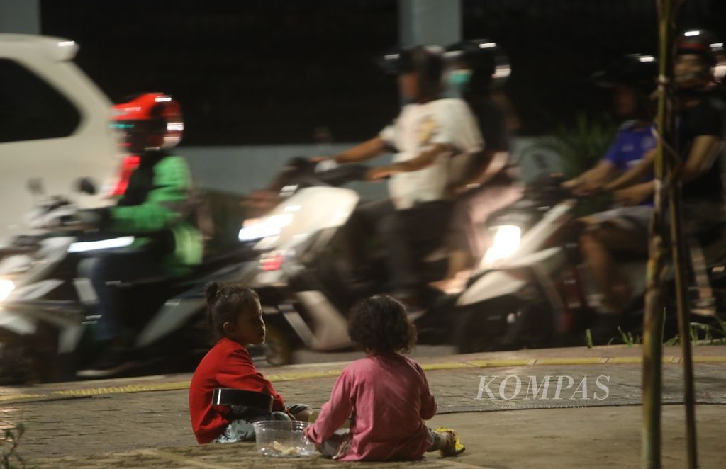 Anak-anak di bawah umur mengamen di persimpangan lampu merah di kawasan Gelora, Jakarta Pusat, pada 19 November 2019. 