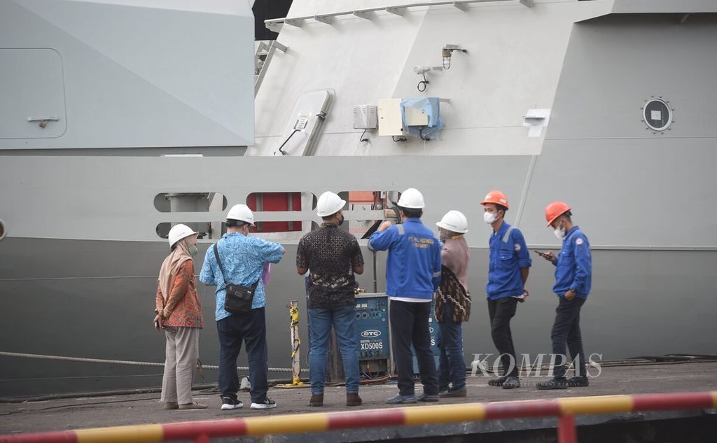 Pekerja melakukan pengecekan proses pengerjaan Kapal Cepat Rudal pesanan Kementerian Pertahanan RI dalam proses penyelesaian di Divisi Kapal Perang di PT PAL Indonesia (Persero), Kota Surabaya, Jawa Timur, Kamis (29/9/2022). 