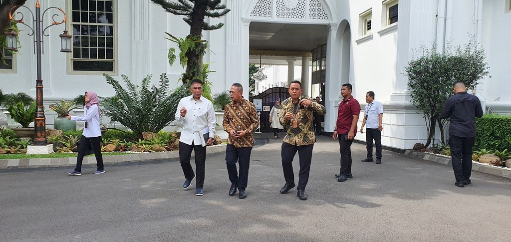 Direktur Utama Badan Usaha Otorita (BUO) IKN Boyke P Soebroto (kedua dari kiri) dan Ketua Dewan Direktur INA Ridha Wirakusumah (ketiga dari kiri) meninggalkan Kompleks Istana Kepresidenan seusai mengikuti rapat tertutup yang dipimpin Presiden Joko Widodo di Istana Merdeka, Jakarta, Senin (5/2/2024).