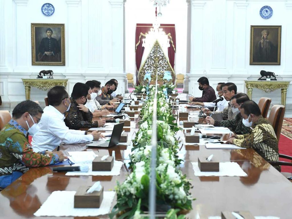 Presiden Joko Widodo memimpin rapat tertutup terkait pembangunan ibu kota negara Nusantara (IKN) di Istana Merdeka, Jakarta, Rabu (20/7/2022).