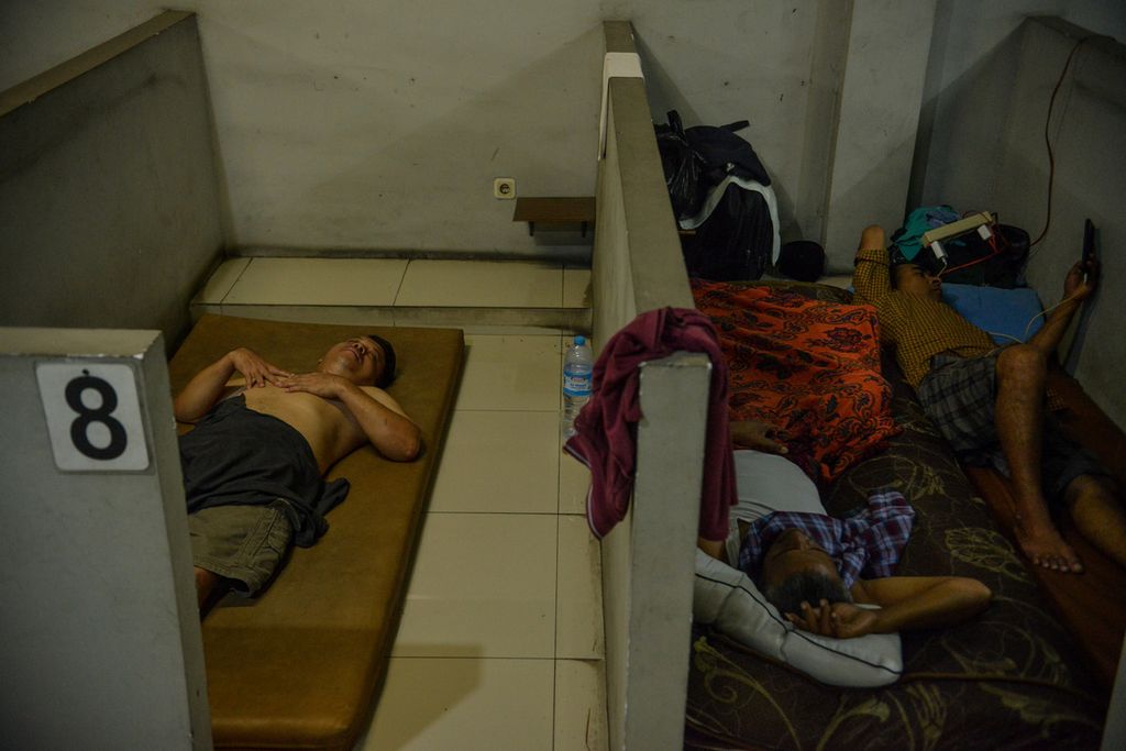 Warga tertidur di salah satu bilik istirahat di Rest Area Km 57 Tol Jakarta-Cikampek, Karawang, Jawa Barat, Selasa (18/4/2023). 