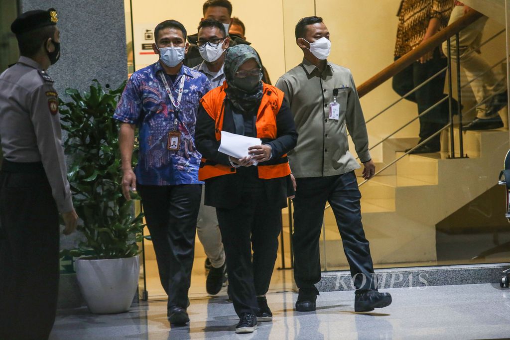 Bupati Bogor Ade Munawaroh Yasin terjaring operasi tangkap tangan (OTT) Komisi Pemberantasan Korupsi (KPK) yang digelar sejak Selasa (26/4/2022) malam hingga Kamis (28/4/2022) dini hari. 