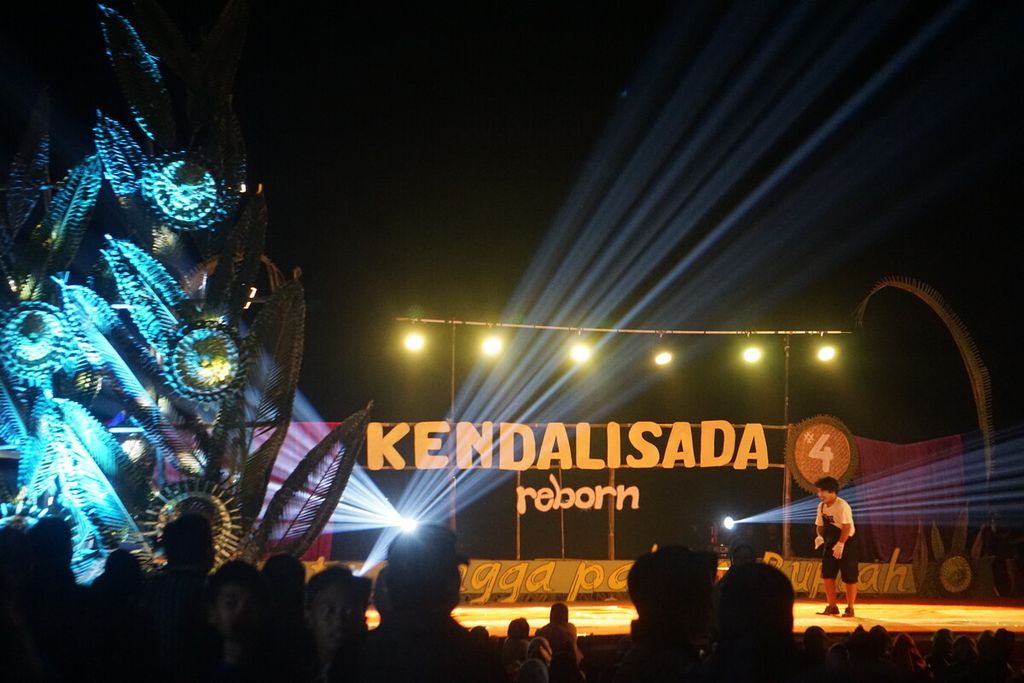 Seniman tampil di Kendalisada Art Festival di Desa Kaliori, Kalibagor, Banyumas, Jawa Tengah, Minggu (10/9/2023) malam.
