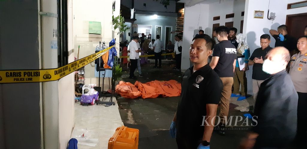 Tim gabungan sedang mengevakuasi empat anak yang tewas di dalam rumah kontrakan di Jagakarsa, Jakarta Selatan, Rabu (6/12/2023).