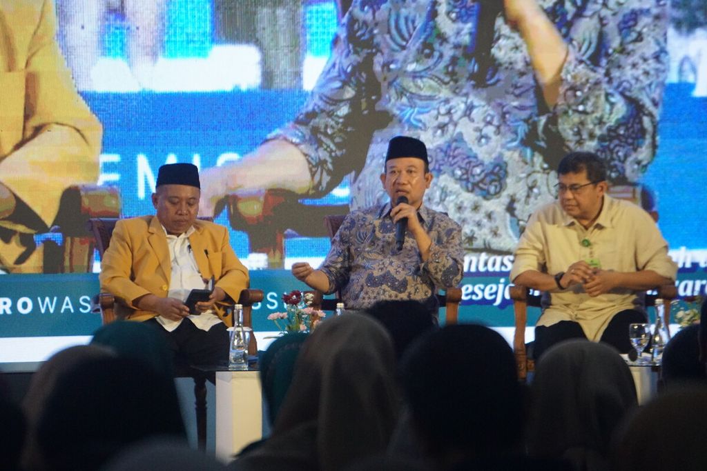 Bupati Banyumas Achmad Husein (tengah) menjadi narasumber dalam <i>talk show </i>yang digelar Universitas Jenderal Soedirman dengan Kementerian Lingkungan Hidup dan Kehutanan bertema Menuju Zero Waste, Zero Emission Indonesia”, di Purwokerto, Banyumas, Jawa Tengah, Rabu (15/2/2023).