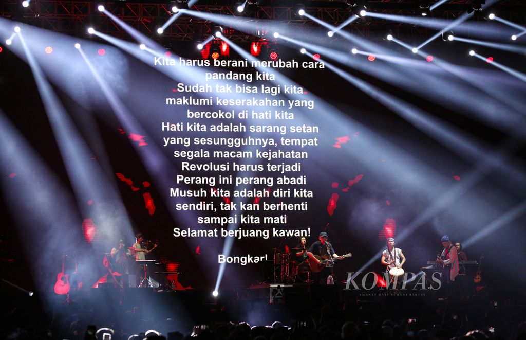 Iwan Fals dan Sawung Jabo membawakan lagu Bongkar dalam Synchronize Festival 2023 di Gambir Expo Kemayoran, Jakarta, Jumat (01/09/2023). 