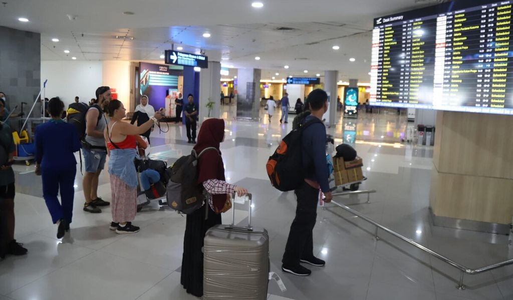 The documentation from the PT Angkasa Pura I (Persero) Public Relations at the I Gusti Ngurah Rai International Airport in Badung shows the atmosphere in the terminal area of the Bali I Gusti Ngurah Rai International Airport.
