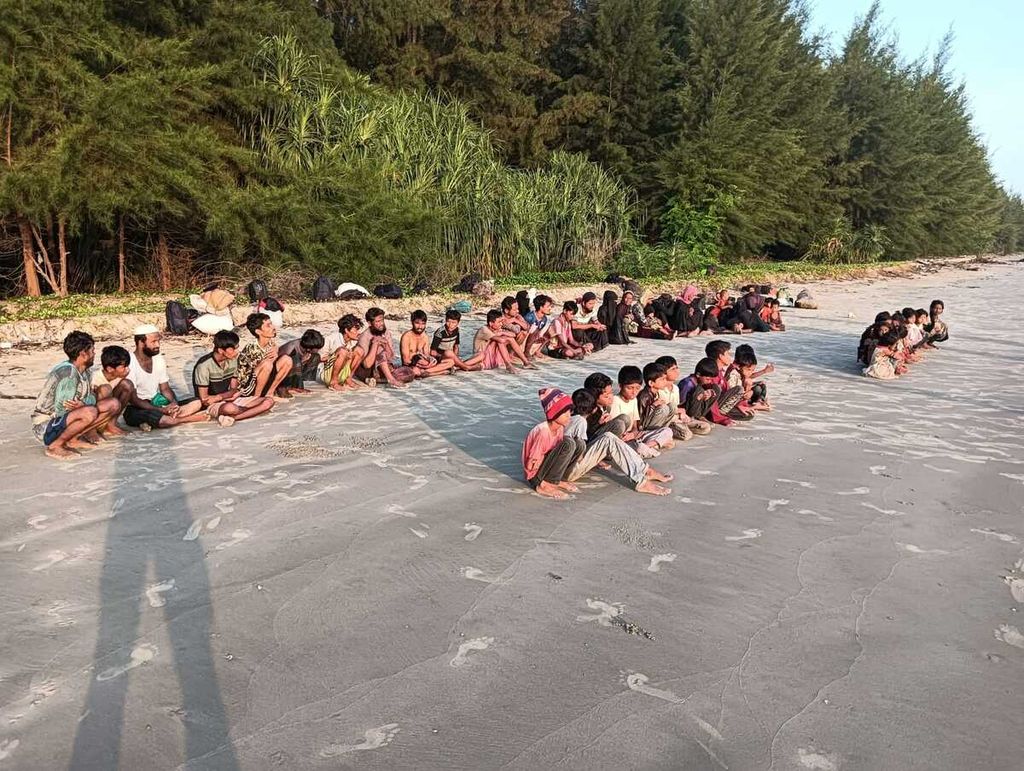 Anak-anak pengungsi Rohingya yang mendarat di pesisir Kuala Parek, Gampong Kuala Parek, Kecamatan Sungai Raya, Kabupaten Aceh Timur, Aceh, Kamis (1/2/2024). Sebanyak 137 pengungsi Rohingya merapat dengan kapal di lokasi itu, Kami pagi.